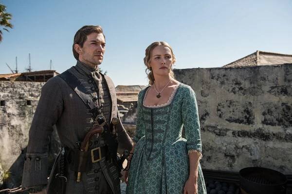 Pod černou vlajkou - Staré a nové rány - Z filmu - Luke Roberts, Hannah New