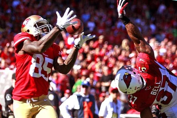 Vernon Davis catches a touchdown in the 49ers' win over the Cardinals