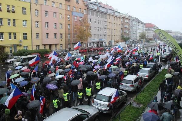 Vrábelova Nenásilná revoluce. Tisíce demonstrantů požadovaly demisi vlády
