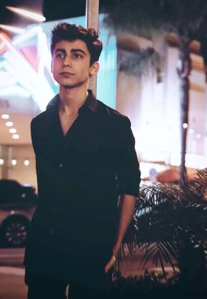 Aidan Gallagher striking a superhero pose Wallpaper