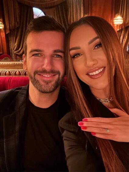 Šéfka soutěže krásy se bude vdávat! Její o tři roky mladší partner jí nasadil prsten s obřím briliantem