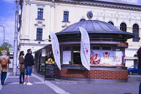 Nový stánek v hradeckém Kloboučku: sladké vafle a hranolky s čedarem i slaninou