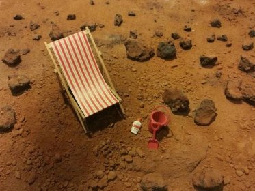 Vesmírné zvláštnosti: Curiousity našel květinu na Marsu, Yutu 2 našel skleněné koule na Měsíci