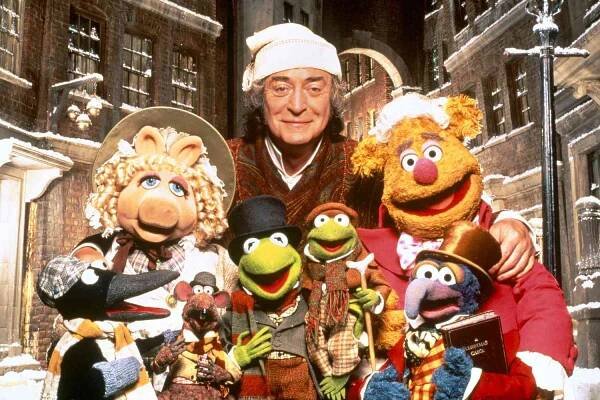Miss Piggy, Michael Caine, Fozzie Bear, Kermit, Gonzo in The Muppet Christmas Carol