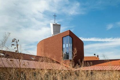 Jak se staví klášter. Sestry karmelitky si za Prahou budují nové sídlo, a to i vlastníma rukama | EARCH.cz