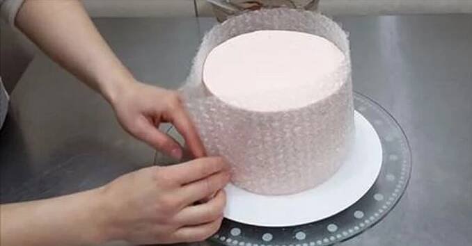 Perfektní nápad jak ozdobit dort čokoládou pomocí bublinkové fólie
