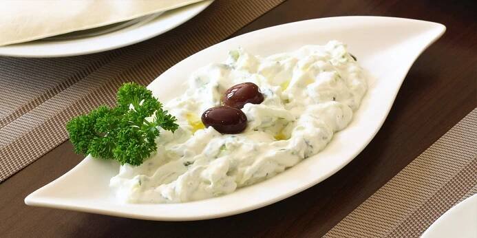 Řecké menu pro dva: souvlaki, gyros, tzatziki, řecký salát i lahev vína