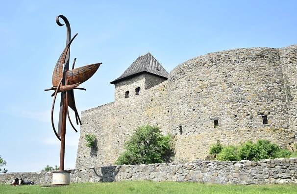VIDEO: Helfštýn obsadili šermíři či vojáci. Vojenská historie přitáhla davy lidí