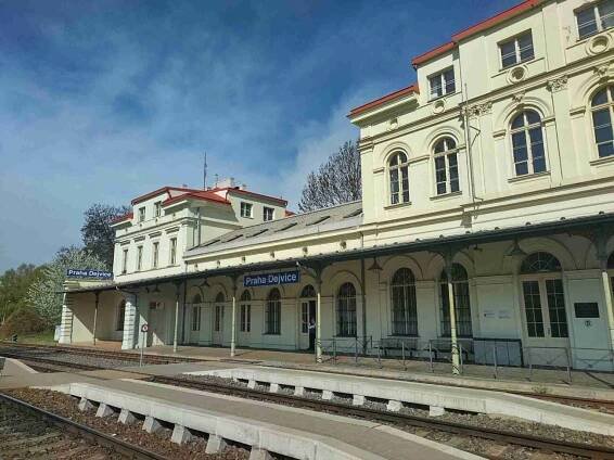Praha-Dejvice - pamětní deska - Paměť nádraží