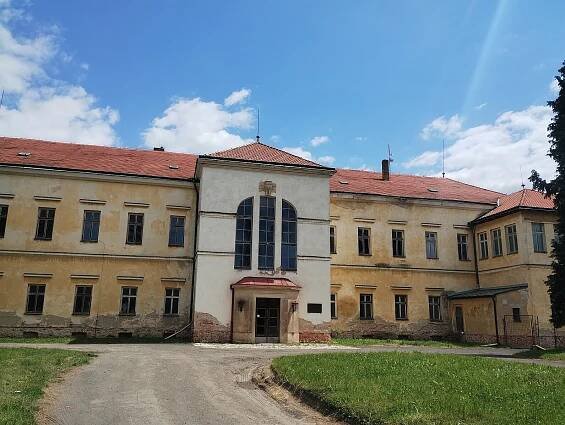 Dolní zámek (Panenské Břežany) – Wikipedie
