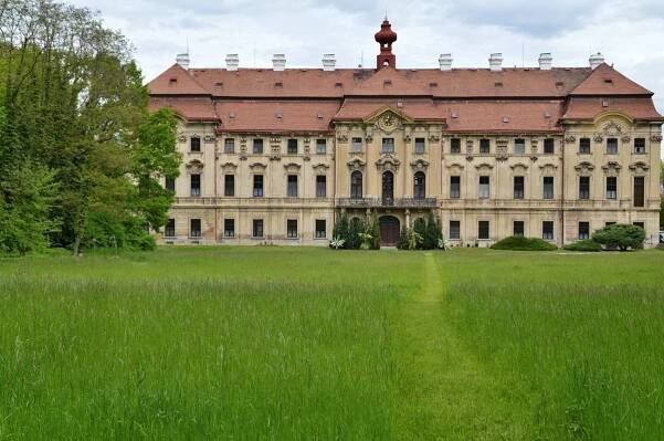 Zámek a zámecký park Měšice