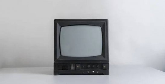 Staromódní vintage televize na polici doma — Stock obrázek