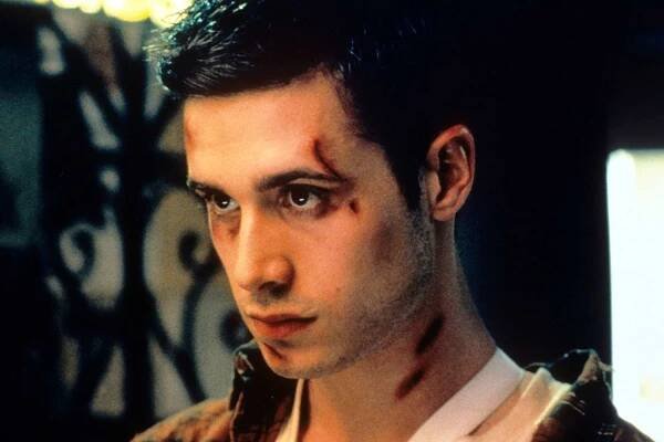 Freddie Prinze Jr with a large cut next to his eye in a scene from the film 'I Still Know What You Did Last Summer', 1998.