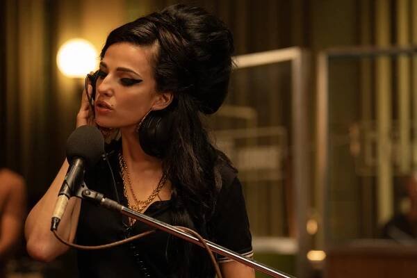 Nebylo jí pomoci? Filmová Amy Winehouse zanechává hořkou pachuť
