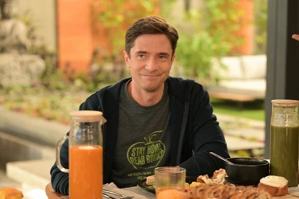 Home Economics - Season 2 - 49ers Foam Finger, $7 - Z filmu - Topher Grace