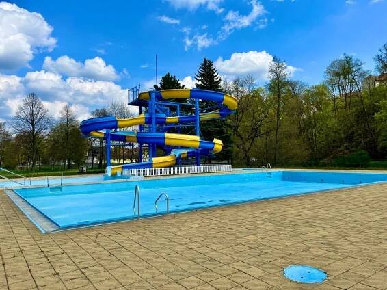 Osvěžte se na koupališti a přeneste se do minulosti ve Fuchsových říčních lázních