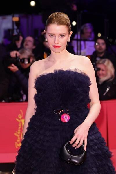 Galerie: Festival Berlinale ve znamení přirozenosti. Rudou vynesla Caro Daur | Elle.cz