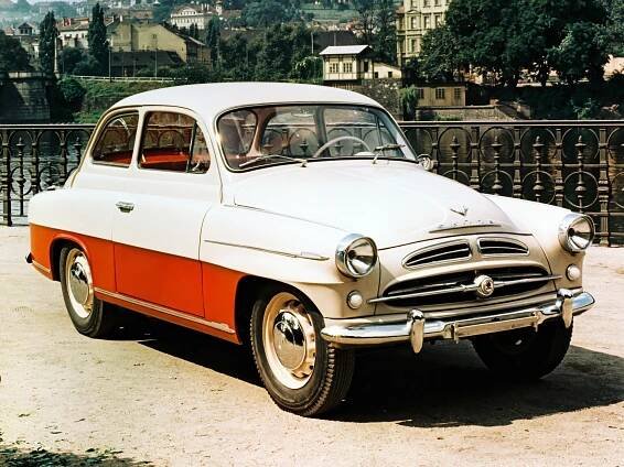Škoda musela přijít v padesátých letech s mezitypem, který nakonec přežil i 1000 MB. Říkalo se mu Spartak, i když se tak nejmenoval