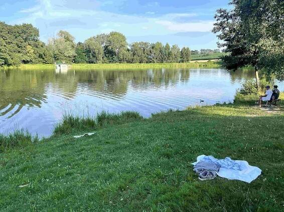 U přírodní vodní nádrže v Bílovci, 16. 7. 2024.
