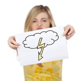 Nespokojen dospívající dívka drží cloud a cik cak šipku na papíře — Stock obrázek