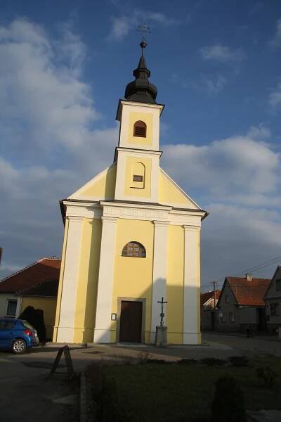 Soubor:Overview of chapel of Saint Florian in Mladoňovice, Třebíč District.JPG – Wikipedie