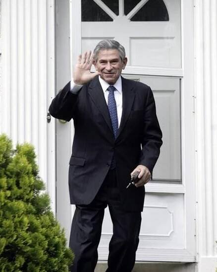Former Bush adviser Wolfowitz to vote for Clinton: Spiegel