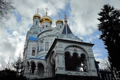 Kostel sv. Petra a Pavla. K pravoslavné perle uprostřed Varů vede několik cest