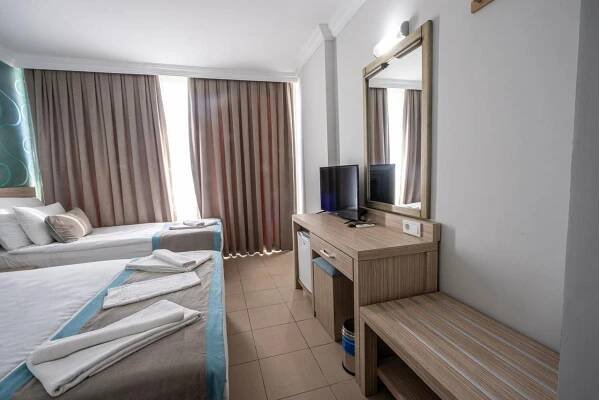 TV a/nebo společenská místnost v ubytování Side Löwe Hotel