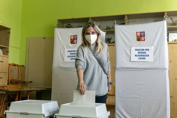 VOLBY 2021: První volební den je u konce. Většina lídrů má odvoleno