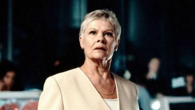 Judi Denchová ve filmu Zítřek nikdy neumírá (1997)