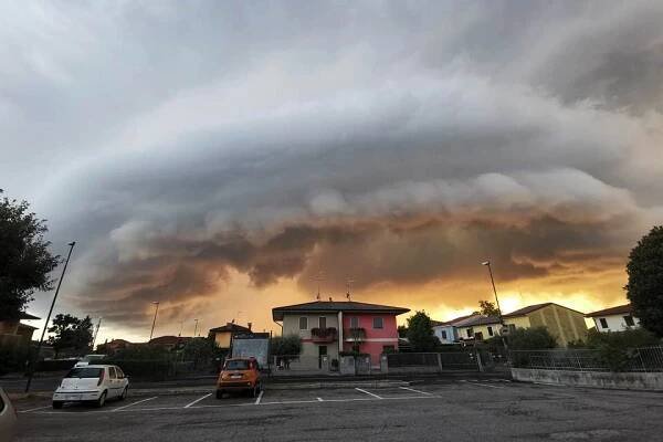 Severní Itálií se prohnala tornáda, jejich počet byl extrémně vysoký : Meteopress | Předpověď počasí, aktuální počasí