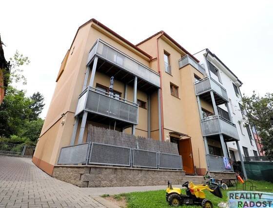 Pronájem moderního bytu 1+kk, větší balkon s výhledem do zeleně, ulice Březová, Brno - Jundrov,