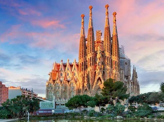 Barcelona could learn a thing or two from London about how to treat tourists