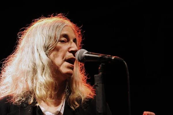 Recenze: Patti Smith je stále ohnivá kazatelka svobody