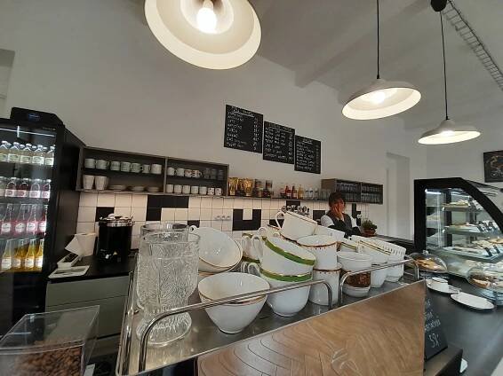 Retro hrníčky i nabídka. Nové bistro v Potštejně láká na atmosféru dávných časů