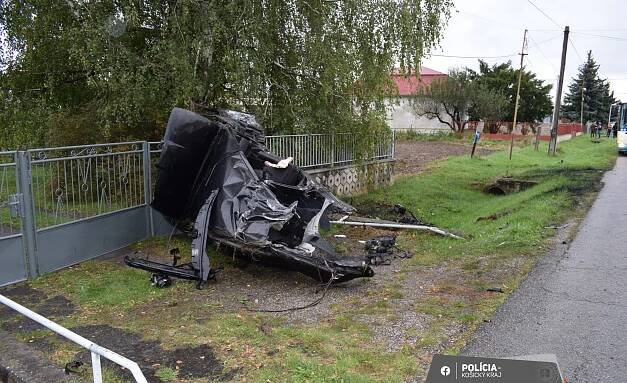 HRÔZOSTRAŠNÉ FOTO nehody! Auto sa roztrhlo na polovicu! Mladík má zázrakom iba ľahké zranenia | Regióny.sk