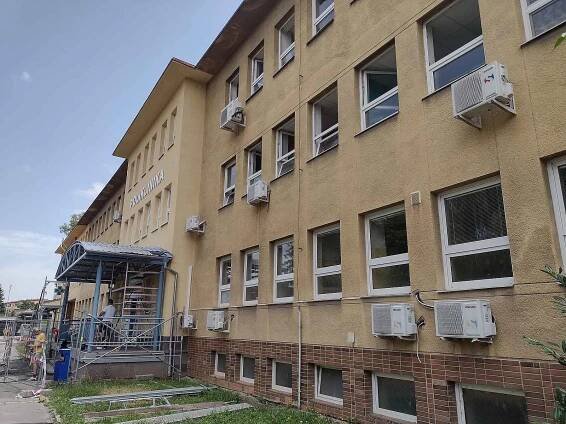 Lékařské služby na poliklinice ve Veselí nad Moravou má rozšířit Nemocnice Kyjov, a to o svou pediatrickou ambulanci i navýšením provozní doby na ortopedii.