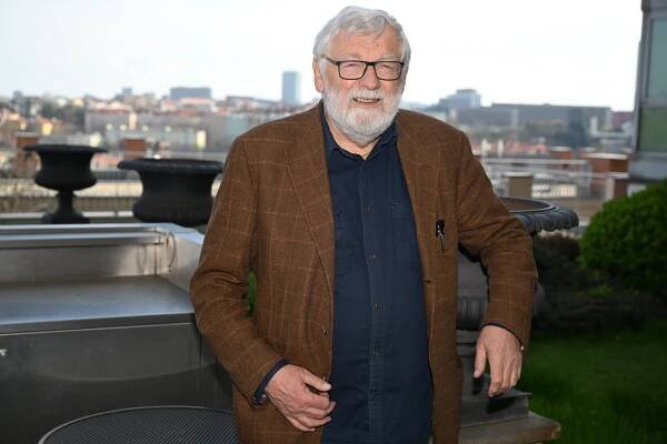 FOTO: Josef Klíma na tiskovce TV Barrandov. – stránka 1