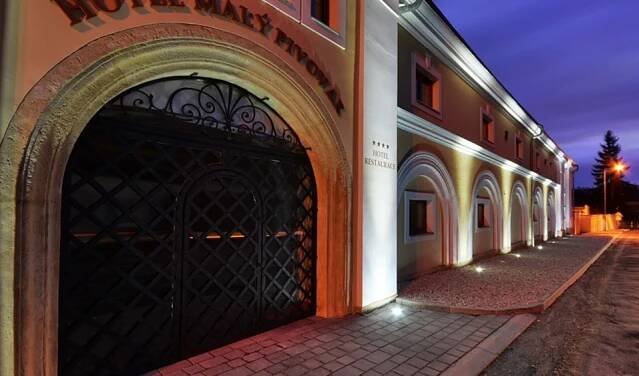 Víkendový relax v Hotelu Malý Pivovar Klášter s romantickou večeří a masáží