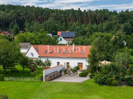 Prodej vícegeneračního rodinného domu 8+1, na pozemku 2.913 m2, Kvítkovice, České Budějovice