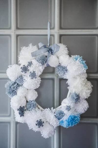 Nádherná dekorace na dveře: Do hodiny zvládnete vyrobit originální bambulkový věnec - Proženy | Christmas pom pom crafts, Pom pom wreath, Pom pom crafts