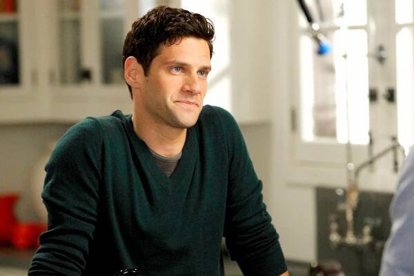 Úplně normální - Baby Clothes - Z filmu - Justin Bartha