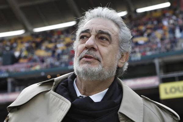 Pěvec Plácido Domingo skončil v nemocnici. Kvůli komplikacím s koronavirem