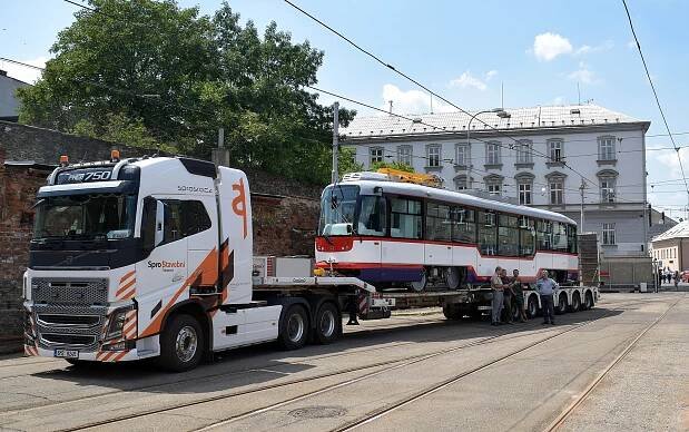 VIDEO: Olomouc má dvě nové tramvaje ze starých. S novinkou uvnitř
