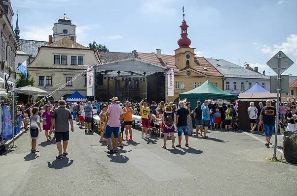 Tradiční jarmark v rozpálené Sobotce nalákal davy na stánky i Kašpárka v rohlíku