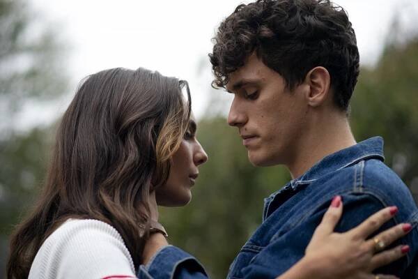 Sny o Manhattanu - Labutí píseň - Z filmu - Caitlin Stasey, Sam Vartholomeos