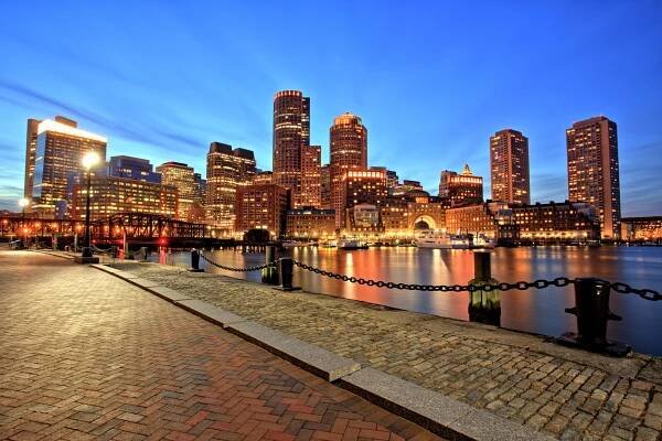boston skyline s finanční čtvrtí a bostonským přístavem za soumraku - boston - stock snímky, obrázky a fotky