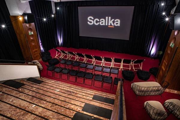Vhodnější místo nenašli. Kino Scala bude promítat v předsálí na schodech