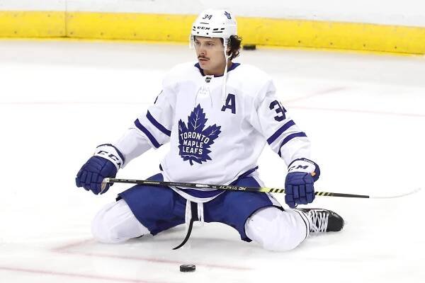 Hvězdný útočník Toronta Auston Matthews se nakazil koronavirem