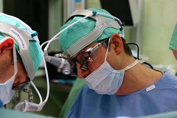 Profesor Robert Lischke se svým týmem navázal svou prací na profesora Pavla Pafka, který provedl první transplantaci plic v Česku.  Foto: FN Motol